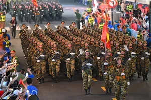 Các khối diễu binh đi qua các con phố của Hà Nội