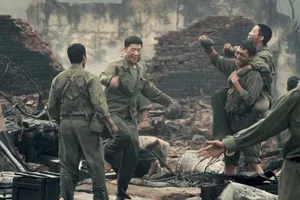 Mưa đỏ cán mốc 300 tỷ đồng nhanh nhất năm 2025