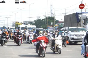 Hàng chục ngàn phương tiện di chuyển trên Quốc lộ 51 đổ dồn về hướng Vũng Tàu sáng 31-8