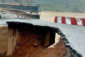 Nghệ An: Mưa lớn kéo dài gây sạt lở, nứt núi