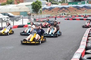 Nườm nượp du khách đi chơi lễ