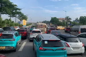 Ùn tắc các tuyến đường vào khu Triển lãm Thành tựu đất nước với chủ đề “80 năm Độc lập - Tự do - Hạnh phúc” tại xã Đông Anh, TP Hà Nội. Ảnh: CTV