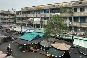 Chung cư Phạm Thế Hiển, TPHCM đang bị xuống cấp trầm trọng cần được cải tạo, xây mới. Ảnh: THANH HIỀN