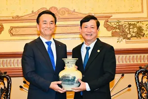 Chủ tịch HĐND TPHCM Võ Văn Minh trao quà lưu niệm tặng Thống đốc Muraoka Tsugumasa