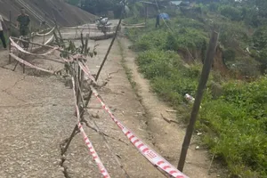  Sạt lở tuyến đường giao thông ĐH4 (đoạn tại thôn Arâng)