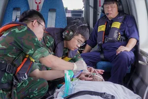 Người bệnh được hỗ trợ và đảm bảo công tác y tế trên suốt hành trình bay