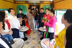 Hát quan họ trên tàu "Hà Nội 5 cửa ô"