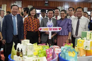 Các đại biểu tham quan các gian hàng trưng bày bên lề hội nghị