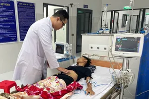 Bác sĩ đang thăm khám cho người bệnh