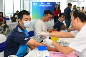 Người tham gia hiến máu trải nghiệm công nghệ thực tế ảo do Abbott triển khai lan tỏa thông điệp hiến máu vì cộng đồng