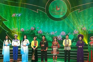 9 thí sinh diễn ở đêm thi thứ nhất vòng chung kết xếp hạng cuộc thi "Chuông vàng vọng cổ truyền hình lần thứ 20 - năm 2025". Ảnh: THÚY BÌNH