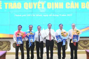 Lãnh đạo UBND TPHCM trao quyết định bổ nhiệm nhiều cán bộ
