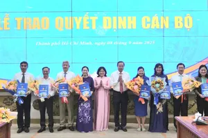 TPHCM trao quyết định nghỉ hưu trước tuổi cho 27 cán bộ