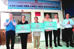 Đoàn công tác TPHCM trao hỗ trợ sửa chữa Nhà đại đoàn kết cho các hộ dân tại Côn Đảo