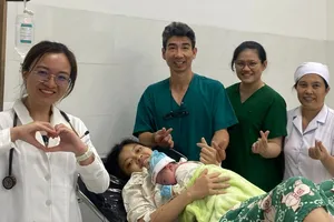 Niềm hạnh phúc của gia đình và các bác sĩ khi "mẹ tròn con vuông"