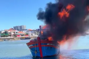 Tàu cá bốc cháy ngùn ngụt trên sông Nhật Lệ 