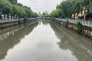 Vì sao kênh Nhiêu Lộc - Thị Nghè cạn nước giữa mùa mưa?