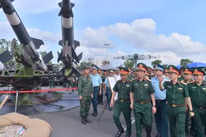 Đại tướng Phan Văn Giang thăm khu trưng bày của Bộ Quốc phòng tại triển lãm 80 năm thành tựu đất nước