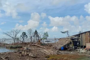 Nhà cửa của người dân ven biển thuộc xã Tân Ân (tỉnh Cà Mau) bị sạt lở, cần được di dời