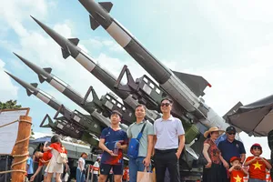 Khách tham quan tại triển lãm