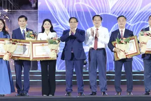 Thủ tướng Phạm Minh Chính tặng Bằng khen cho các tập thể, cá nhân có thành tích xuất sắc trong công tác tổ chức và tham gia triển lãm. Ảnh: QUANG PHÚC