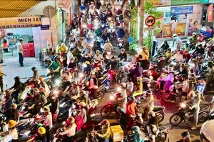 Kẹt xe nghiêm trọng khu vực cầu Nguyễn Văn Cừ - Võ Văn Kiệt