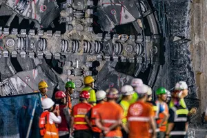 Máy đào hầm TBM số 2 "Táo bạo" tới ga S10 - Cát Linh