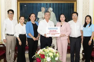 Phó Chủ tịch Thường trực Ủy ban MTTQ Việt Nam TPHCM Trương Thị Bích Hạnh tiếp nhận 3 tỷ đồng từ Giám đốc Sở GD-ĐT TPHCM Nguyễn Văn Hiếu