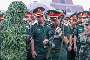 Bộ trưởng Bộ Quốc phòng Phan Văn Giang kiểm tra khu trưng bày ngoài trời tại Triển lãm Thành tựu đất nước