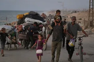 Người dân Palestine di tản khỏi miền bắc Gaza dọc theo con đường ven biển về phía Nam ngày 16-9. Ảnh: AP