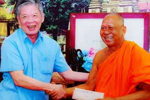 Bí thư Tỉnh uỷ Ngô Chí Cường thăm hỏi đời sống của chư tăng trên địa bàn tỉnh. Ảnh: BT