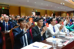Các đại biểu biểu quyết thông qua nghị quyết đại hội. Ảnh: XUÂN QUỲNH
