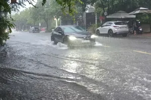2 ngày tới, TPHCM có mưa to và triều cường cao