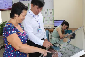 Người dân hài lòng khi nhận được sự hỗ trợ đầy trách nhiệm của cán bộ công chức Trung tâm Phục vụ hành chính công phường Bình Đông