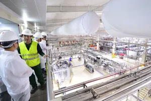 Các đại biểu và nhà đầu tư tham dự hội thảo tham quan nhà máy Carlsberg tại KCN Phú Bài