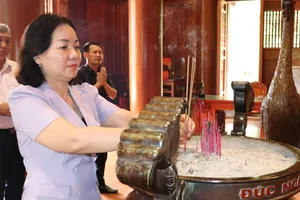 Phó Chủ tịch Thường trực Ủy ban MTTQ Việt Nam TPHCM Trương Thị Bích Hạnh dâng hương tưởng nhớ Chủ tịch Hồ Chí Minh tại Khu Di tích quốc gia đặc biệt Kim Liên