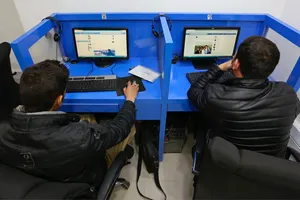 Sử dụng Internet tại Afghanistan. Ảnh: AP