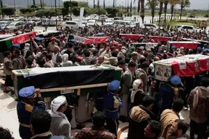 Người dân Yemen khiêng quan tài 31 nhà báo thiệt mạng trong lễ tang tại Sana’a ngày 16-9-2025. (Ảnh: AP)