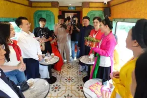 Hát quan họ trên tàu "Hà Nội 5 cửa ô"