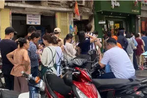 Người dân xếp hàng chờ mua bánh tại Phố Huế (Hà Nội)