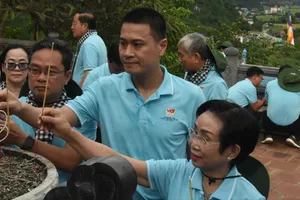 Đồng chí Nguyễn Việt Long, Phó trưởng Ban Tuyên giáo và Dân vận Thành ủy TPHCM dâng hương tại Đền thờ Chủ tịch Hồ Chí Minh