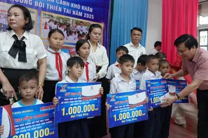 Báo Sài Gòn Giải Phóng và Tập đoàn GrowMax trao hơn nửa tỷ đồng học bổng tại Hà Tĩnh