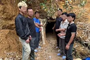 Công an Đà Nẵng bắt quả tang nhiều đối tượng khai thác vàng trái phép. Ảnh: CACC