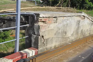 Cầu treo Bãi Ổi xuống cấp, người dân đi lại bất an