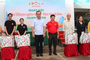 Bí thư Đảng ủy, Chủ tịch HĐND phường Phú Nhuận Nguyễn Đông Tùng và Chủ tịch Ủy ban MTTQ phường Phú Nhuận Đinh Gia Huỳnh tặng quà cho các hộ khó khăn 