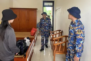 Cán bộ, chiến sĩ Trạm radar 540 ân cần thăm hỏi, động viên người dân trong thời gian trú bão. Ảnh: ĐÌNH HƯỚNG