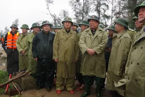 Thượng tướng Huỳnh Chiến Thắng, Phó tổng Tham mưu trưởng Quân đội nhân dân Việt Nam cùng đoàn công tác kiểm tra trực tiếp tại tuyến đê Hội Thống, xã Đan Hải 