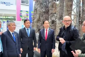 Lãnh đạo TP Đà Nẵng và TP Chemnitz trao đổi về các lĩnh vực hai bên cùng quan tâm phát triển. Ảnh: ĐOÀN CÔNG TÁC