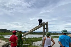 Ngành chức năng kiểm tra 2 cột điện bị gãy sau bão