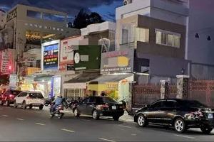 Xe công vụ có mặt tại khu vực nhà riêng của ông Nguyễn Văn Thành, cựu Giám đốc Bệnh viện Đa khoa Bình Thuận